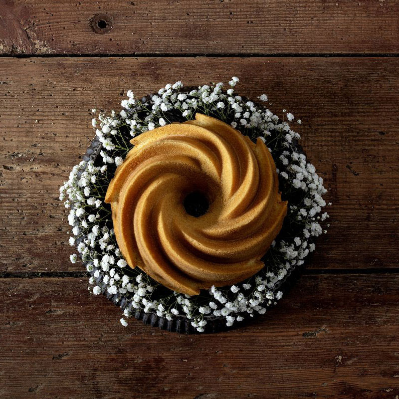 Draufsicht auf Kuchen auf schwarzem Teller.
