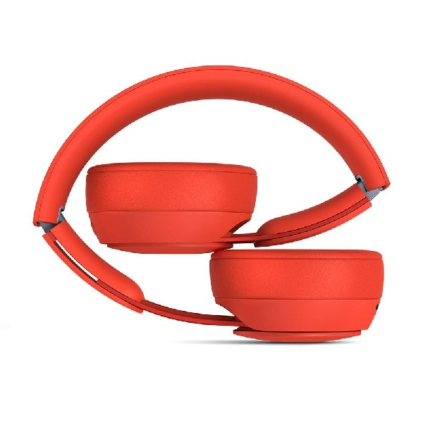 Auriculares rojos plegados en una forma circular única, vistos desde arriba.