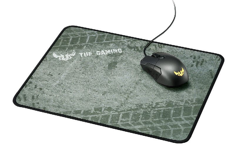 Un ratón y una alfombrilla de ratón para juegos. La alfombrilla es negra y tiene el logotipo de TUF Gaming.