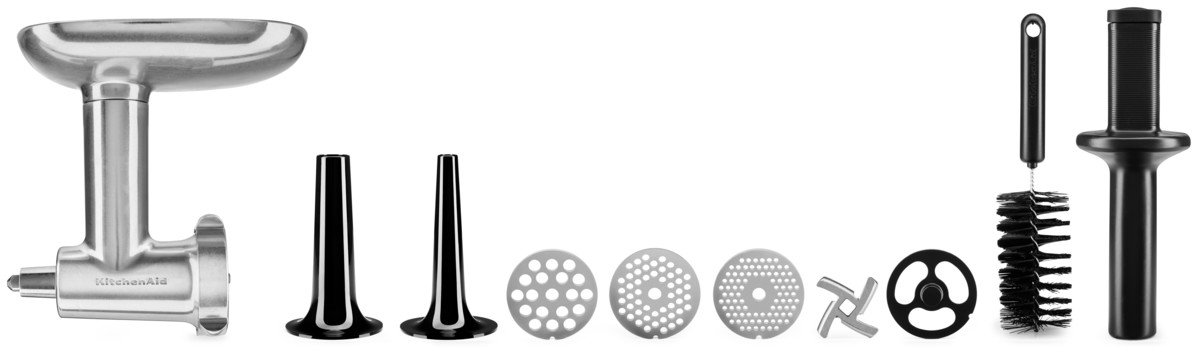 KitchenAid étel daráló tartozékok fehér felületen.