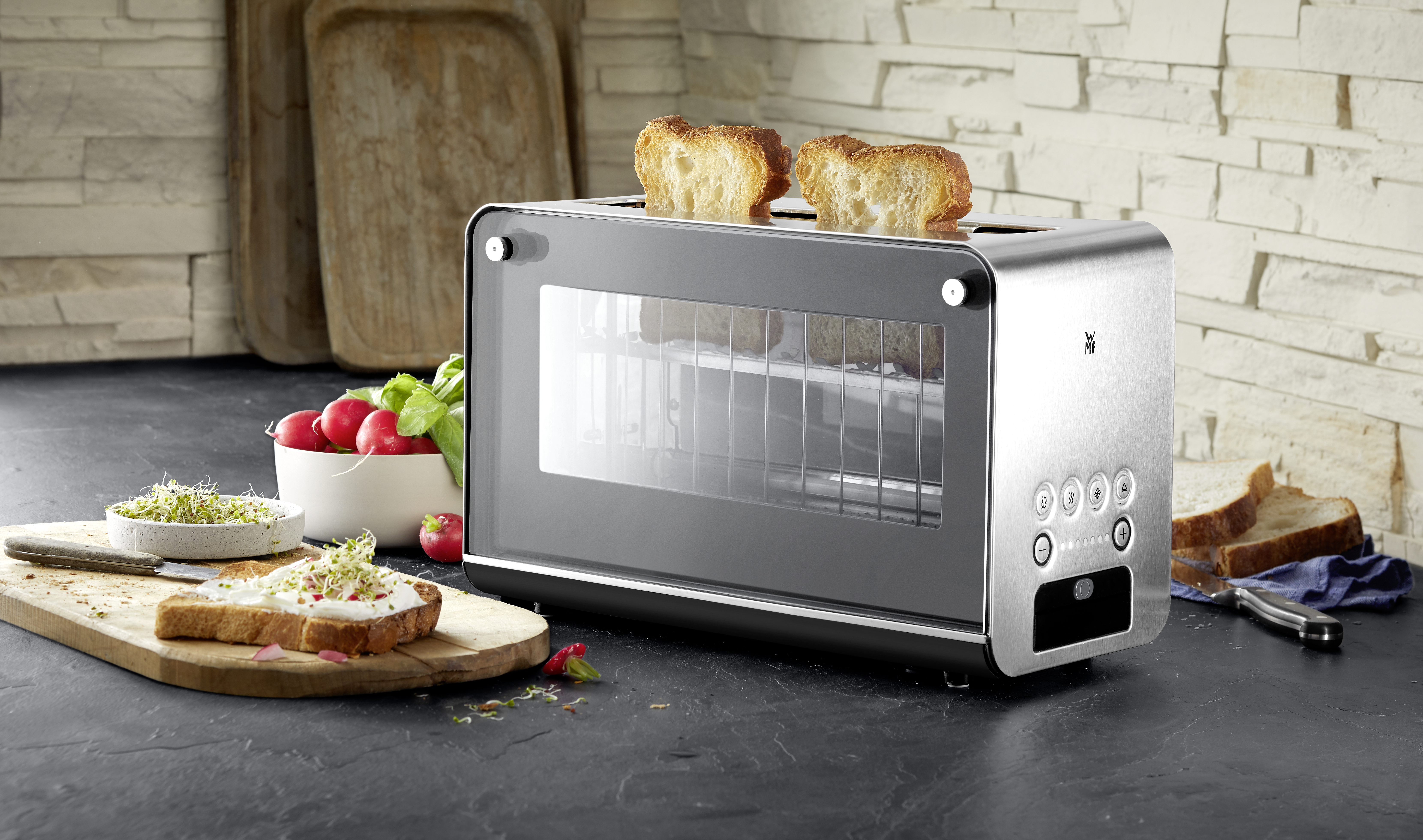 Ein silberner Toaster mit zwei Toastbrotscheiben.