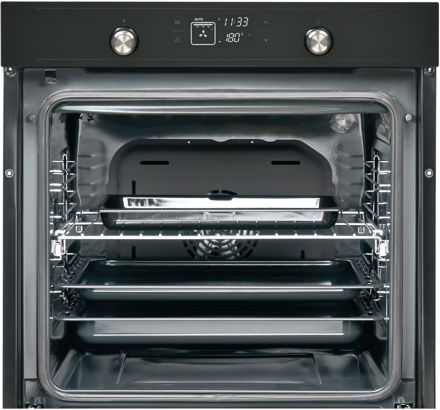 Een oven met bakplaten, roosters en een digitaal display, die de binnenkant toont.