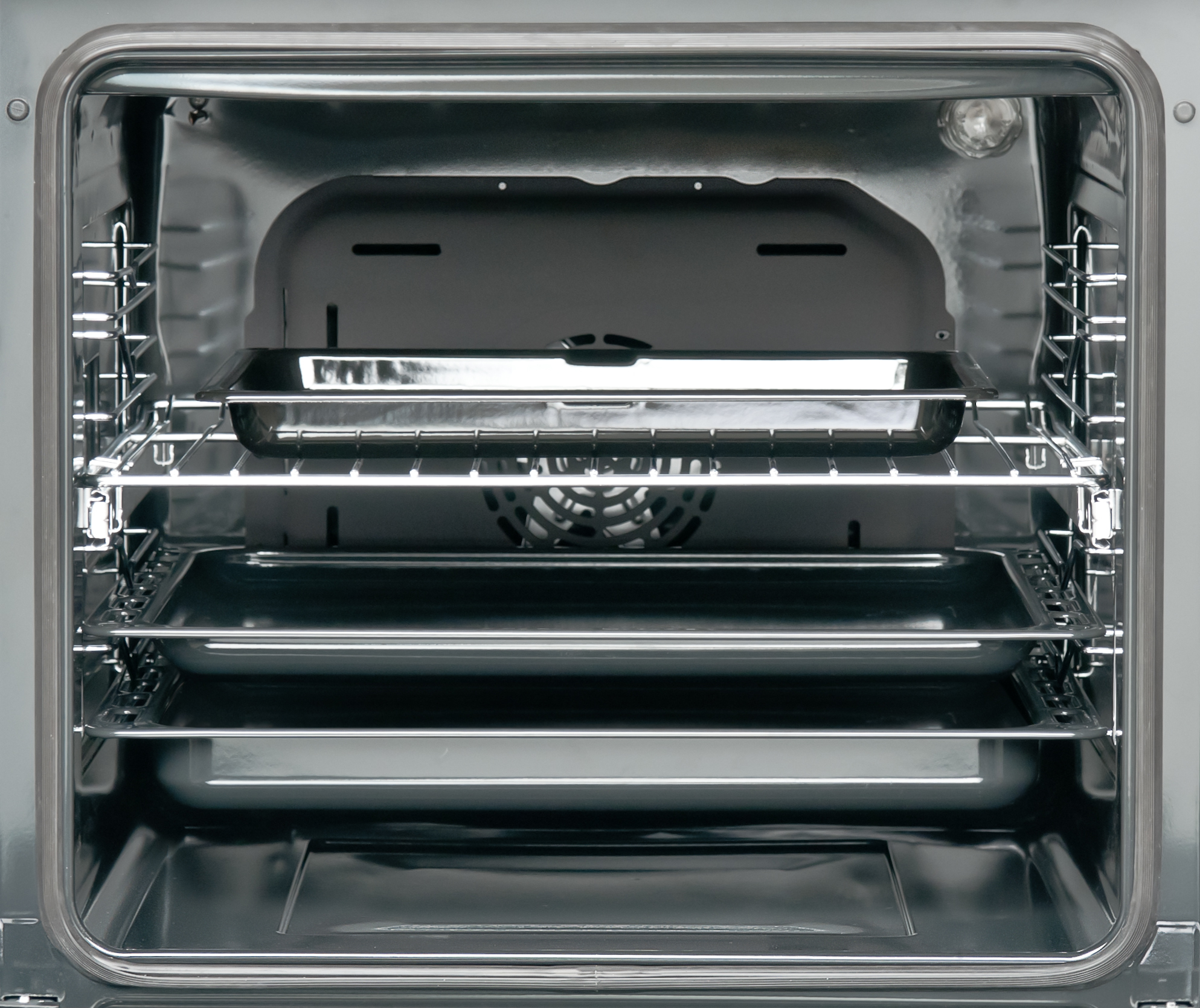 Binnenkant van een oven. Heeft rekken en bakplaten binnenin.
