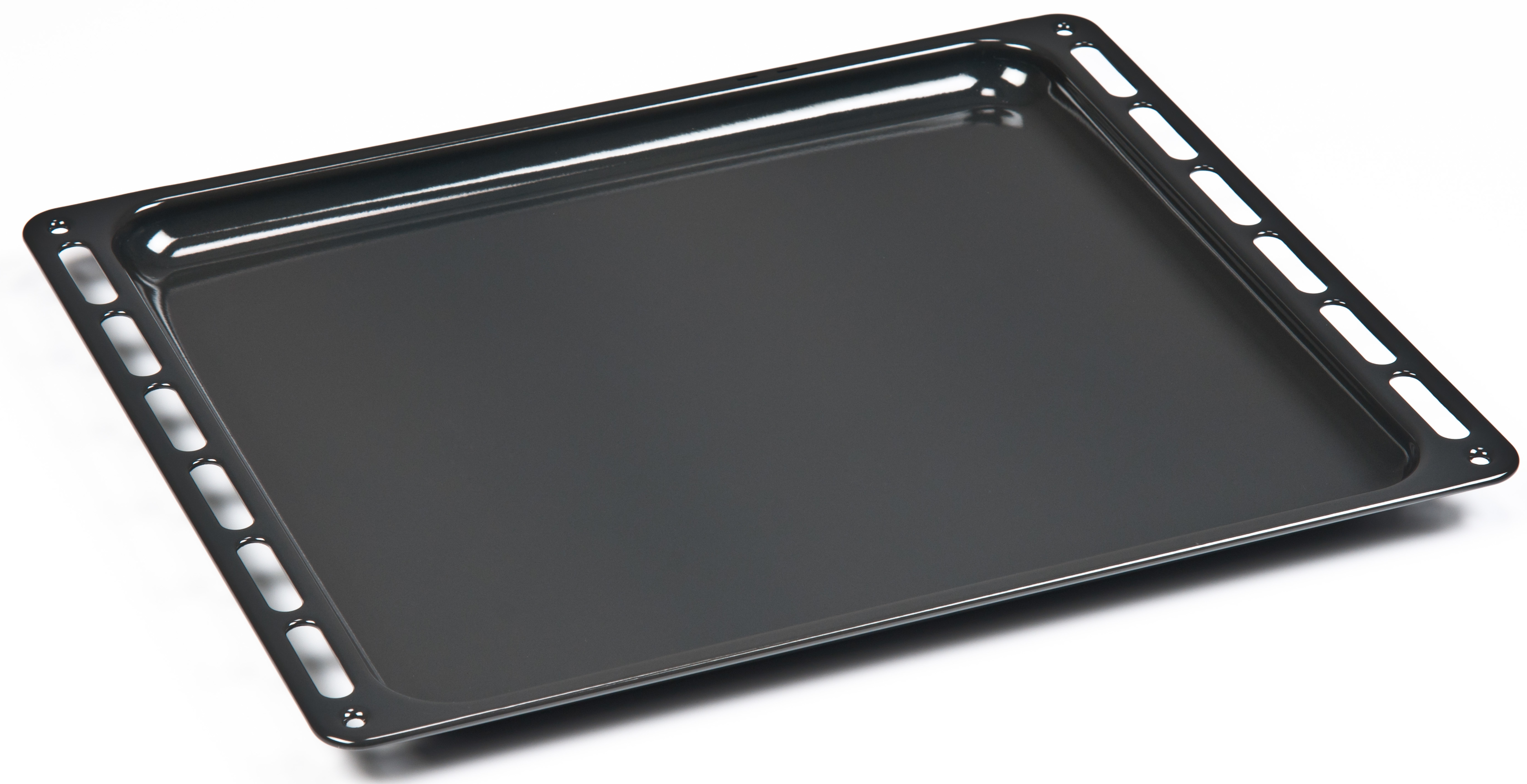 Zwarte ovenplaat op wit oppervlak, schuine weergave.