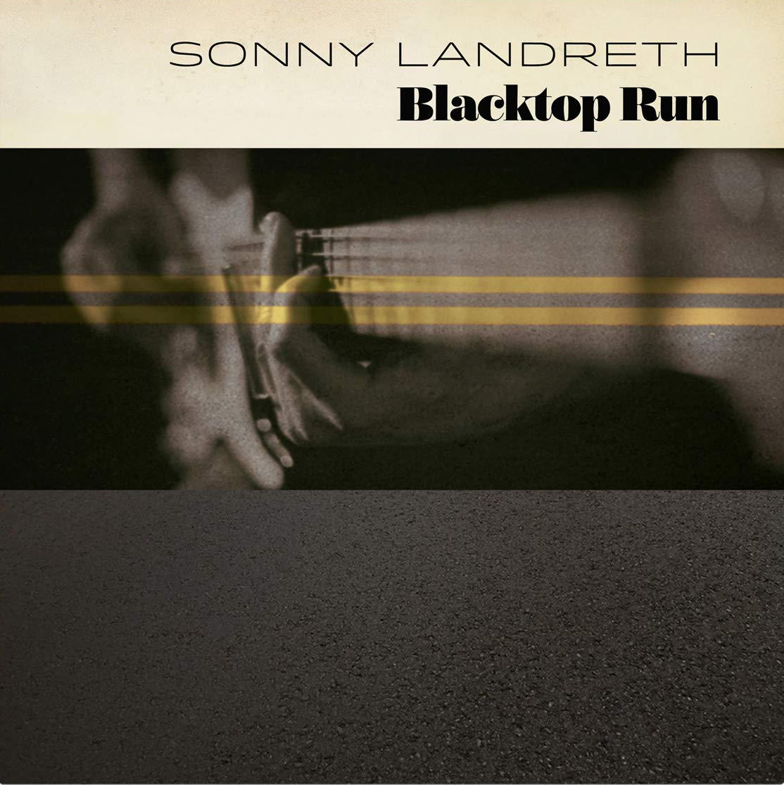 Albumcover. Hände einer Person, die Gitarre spielt, mit gelben Linien über einer schwarzen Straße.