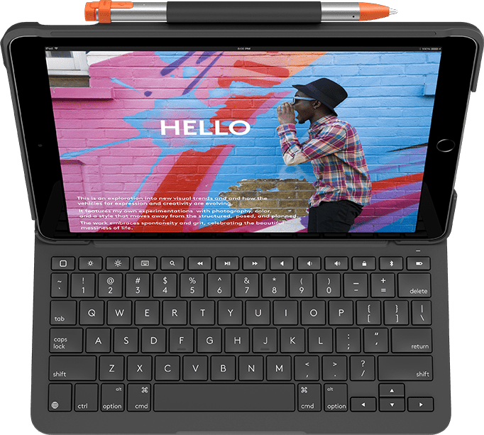 iPad con custodia tastiera, mostra un sito web con un uomo che parla.