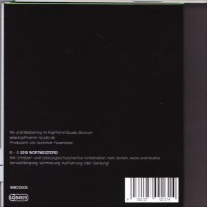 Schwarzes CD-Cover mit weißem Text links.
