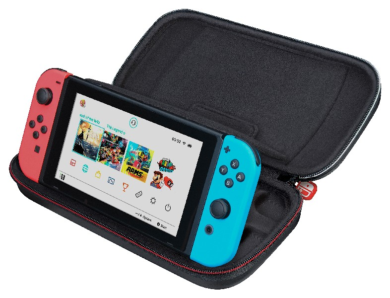 Una consola Nintendo Switch en un estuche negro, abierta para revelar el dispositivo.