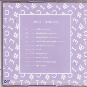CD tok, lila háttér. Szöveg: TWICE #TWICE2. Számcímek fehér dobozon.