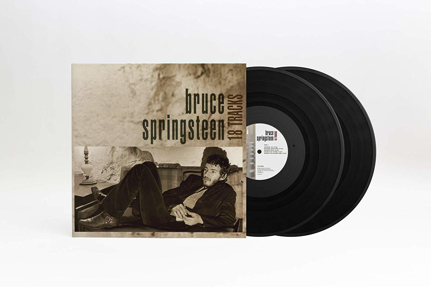 Bruce Springsteen Albumcover und zwei schwarze Schallplatten. Das Albumcover ist sepiafarben.