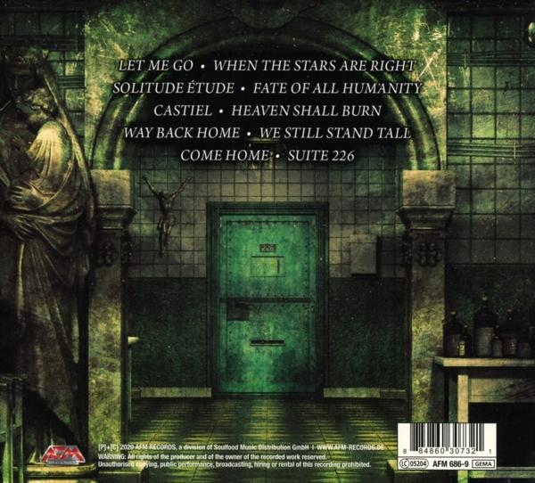 Albumcover mit Text und einer dunkelgrünen Tür. Das Bild spielt in einem dunklen Flur.