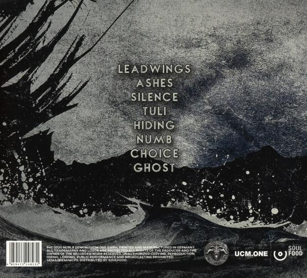 Das Albumcover zeigt ein Graustufenbild mit einer Liste von Titeln auf der rechten Seite.