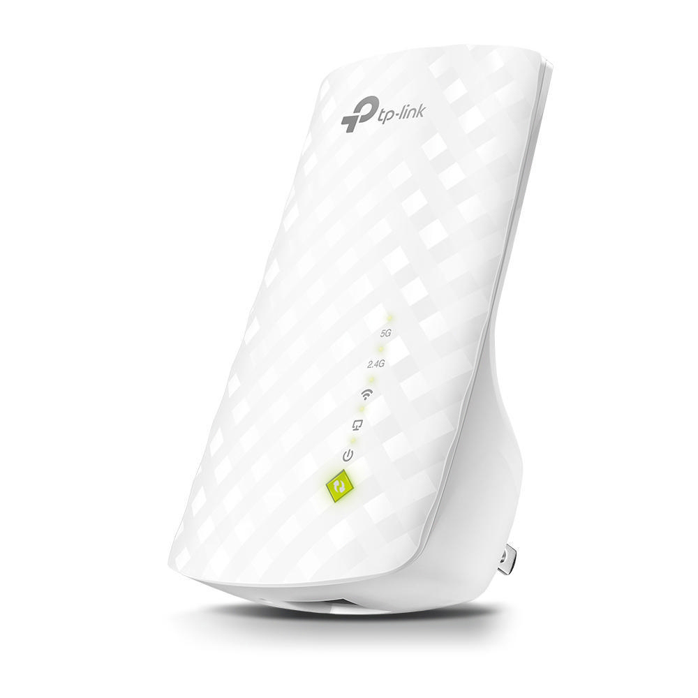 Ein weißer TP-Link WLAN-Repeater, der an einer Wand eingesteckt ist, auf weißem Hintergrund.