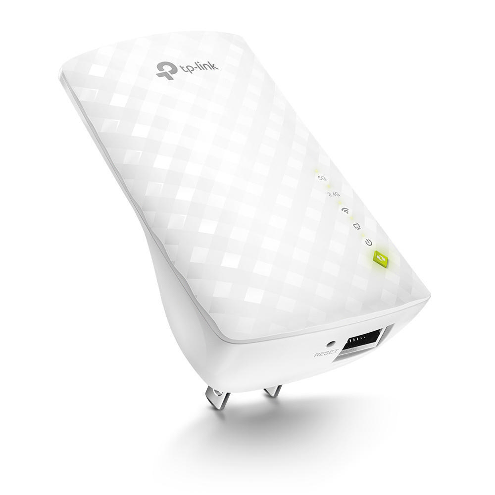 Weißer TP-Link WLAN-Repeater, der in eine Steckdose gesteckt ist. Hat Antennen und Kontrollleuchten.