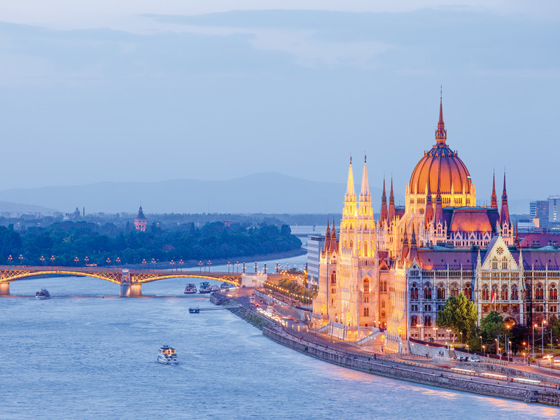 Vista aerea di Budapest: Parlamento, fiume Danubio, ponte e vista della città.