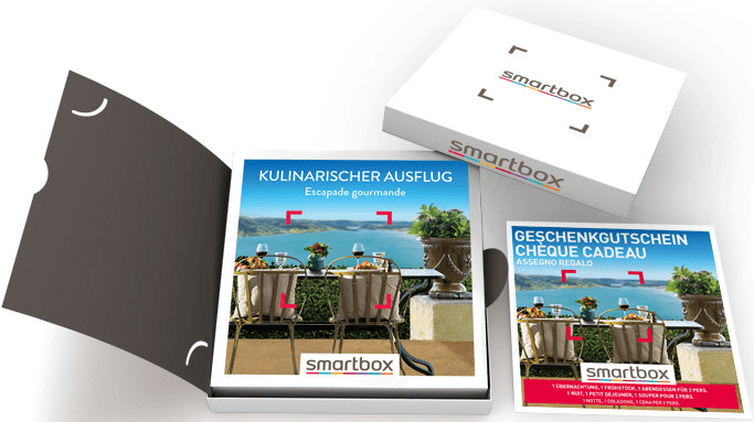 Un cofanetto regalo smartbox, aperto, con testo e una scena di un ristorante sul lungomare.