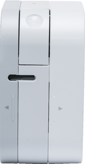 Ein weißes Gerät mit Knopf und Pfeilen an der Seite, möglicherweise ein Smart-Home-Gerät.