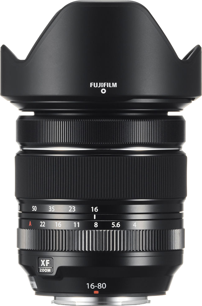 Fekete fényképezőgép objektív zoom- és fókuszgyűrűkkel, napellenzővel. Fujifilm logó látható.