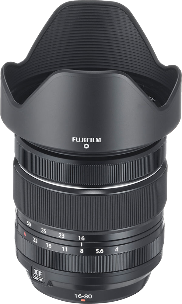 Egy fekete Fujifilm XF 16-80mm-es objektív napellenzővel, 16-80mm-re fókuszálva.