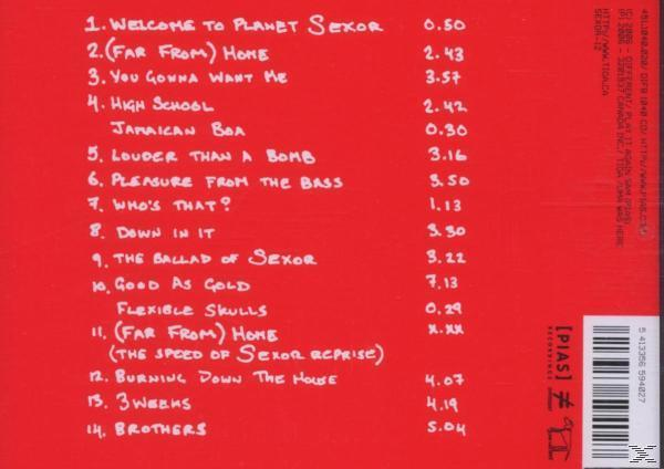 Achterkant van een cd-hoesje met rode achtergrond en witte tekst met songtitels.
