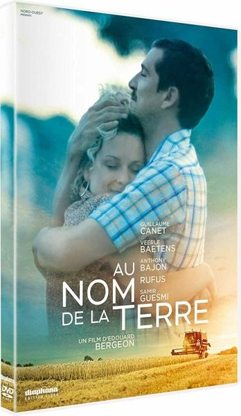 Couverture DVD : Un homme embrasse une femme. Titre : Nom de la Terre. Champ en arrière-plan, ciel bleu. Texte en français.