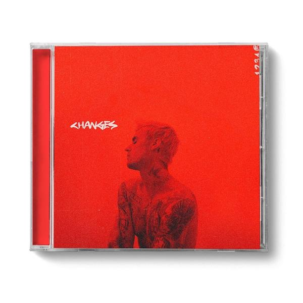 De 'Changes' album-cd van Justin Bieber in een rode hoes, met zijn afbeelding.