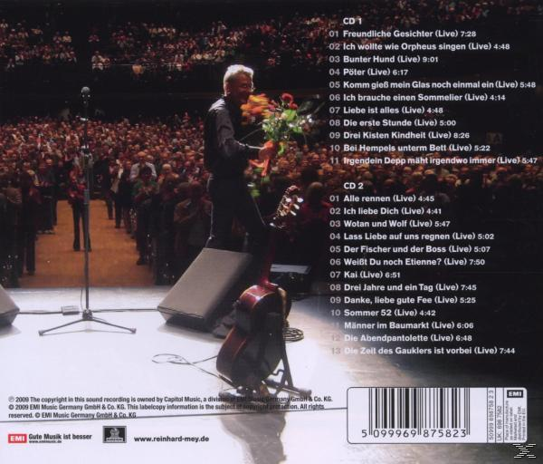 Rückseite einer CD-Hülle mit einem Bild eines Künstlers auf der Bühne mit einer Gitarre und Text auf Deutsch.