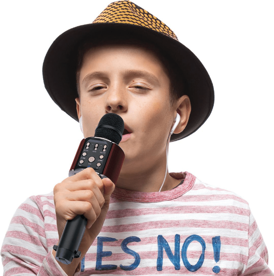 Un garçon portant un chapeau et un casque chantant dans un microphone.