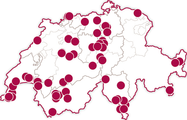 Carte de la Suisse, avec de nombreux points rouges indiquant les lieux. La carte est blanche.