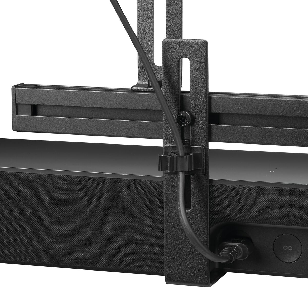 Gros plan d'une barre de son noire avec un câble attaché et un fond noir.