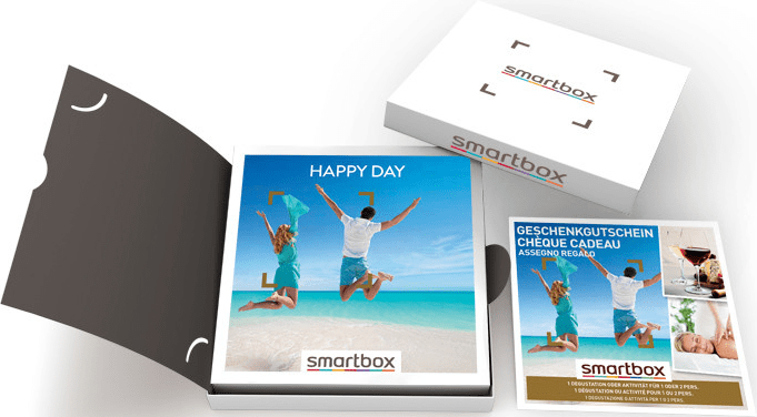 Set di confezioni regalo Smartbox con una coppia felice che salta sulla spiaggia.