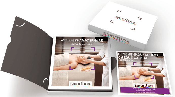 Un set regalo smartbox con una donna che riceve un trattamento spa.