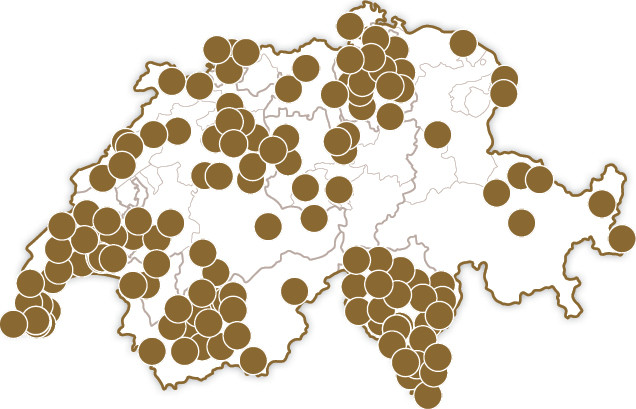 Eine Karte der Schweiz mit braunen Punkten, die Standorte markieren.