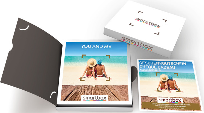 Geschenkbox mit "You and Me"-Szene und einem Geschenkgutschein.