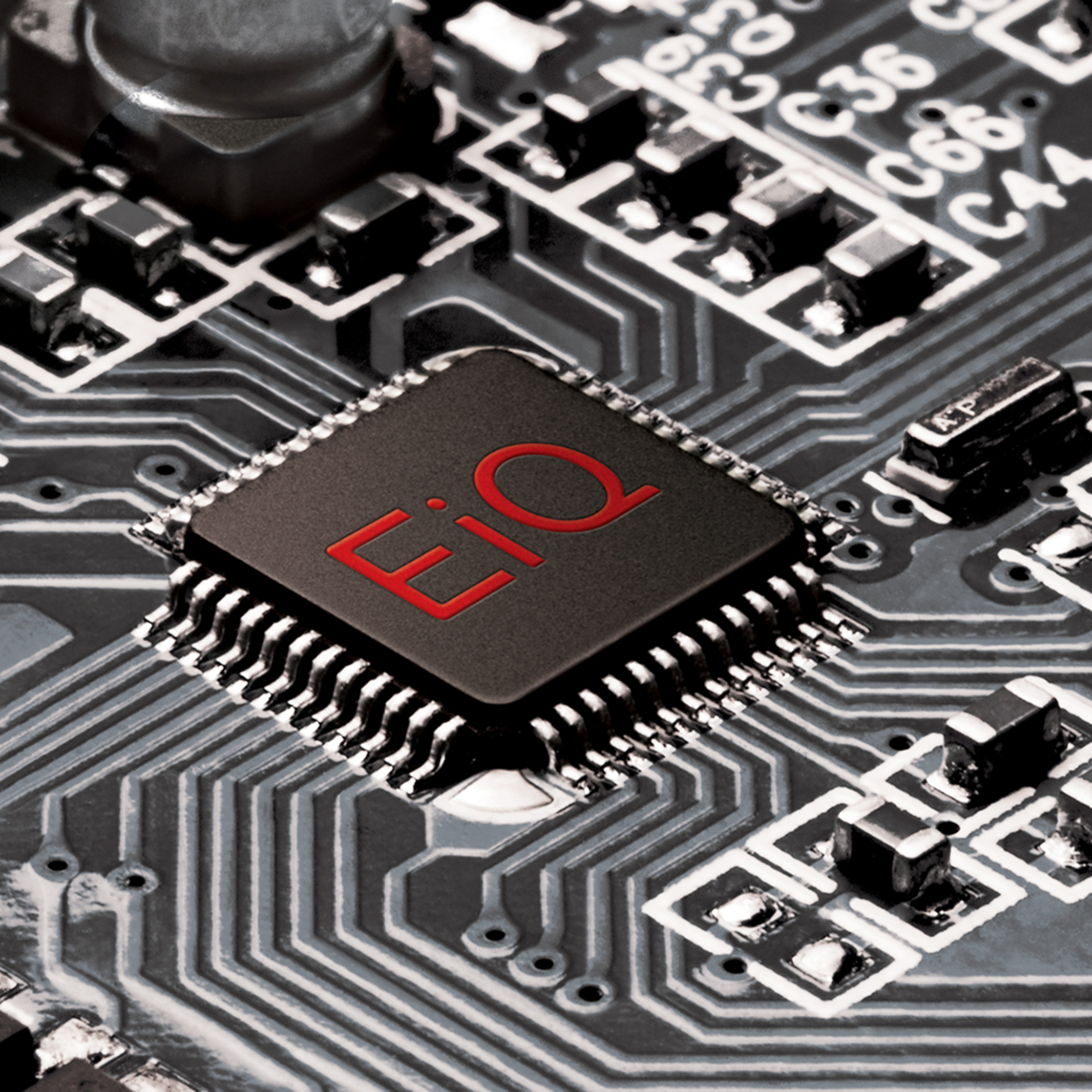 Nahaufnahme einer schwarzen Leiterplatte mit einem roten EiQ-Chip in der Mitte.