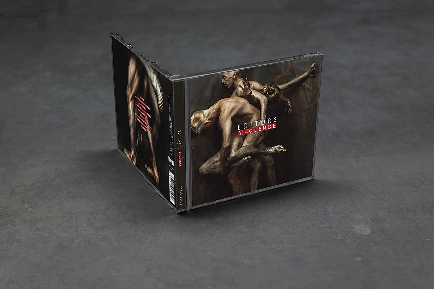 Geöffnete CD-Hülle. Das Cover zeigt umarmende Figuren mit Bandnamen und Albumtitel in Rot.