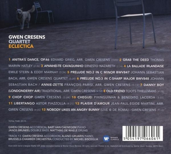 Pochette d'album avec texte et un chien blanc sur une surface en bois.