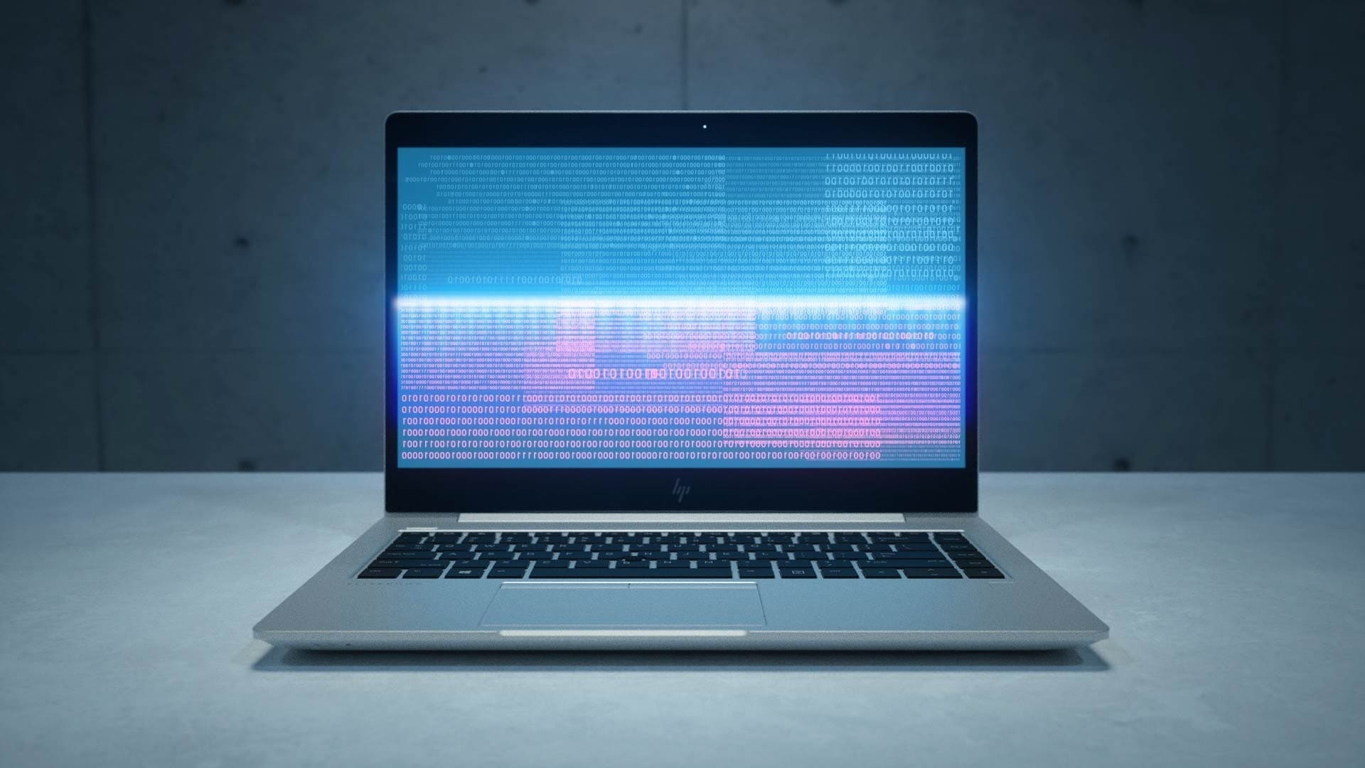 Laptop auf einer Oberfläche, der einen Codebildschirm anzeigt.