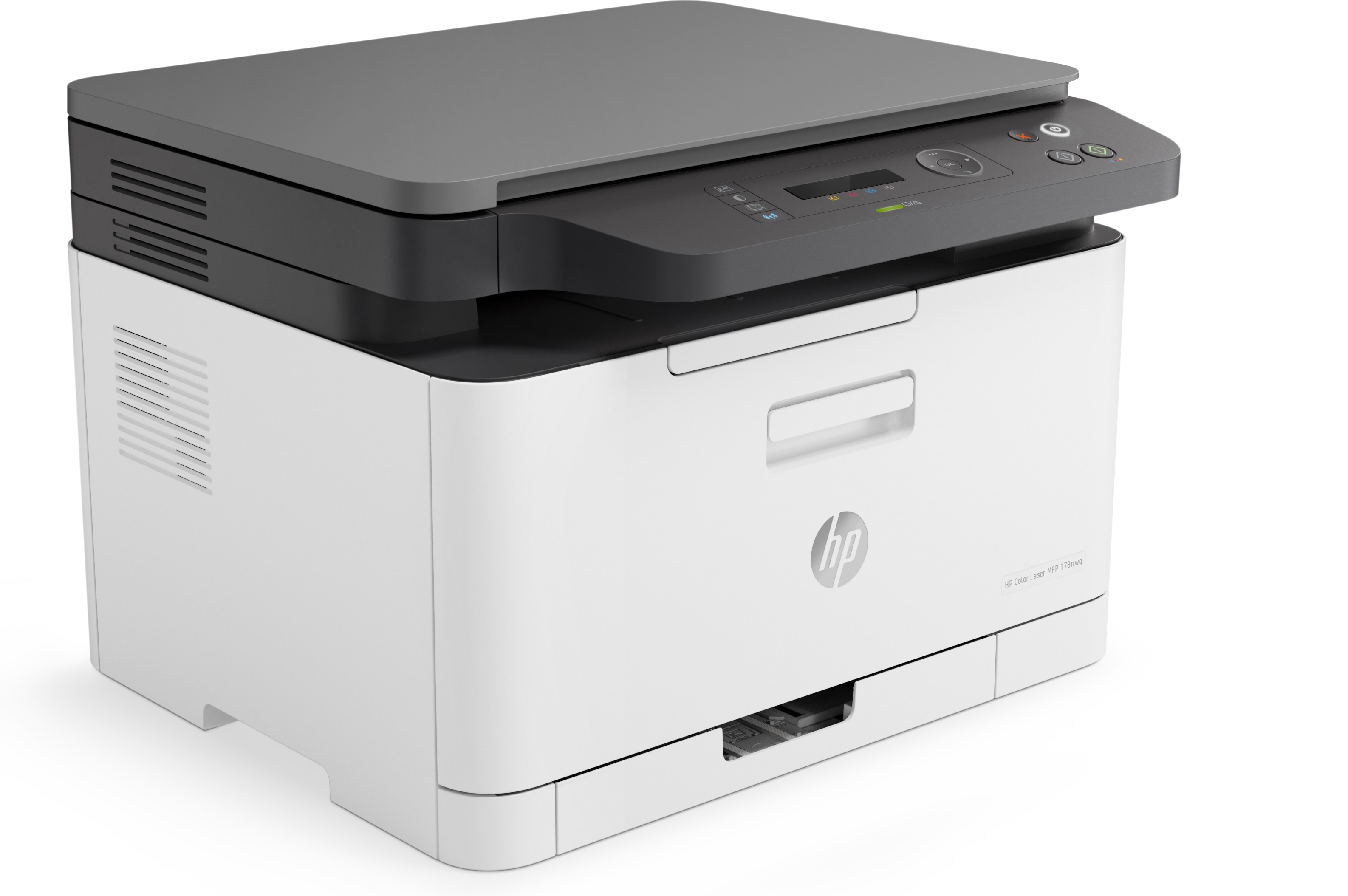 Weißer HP-Drucker mit grauem Oberteil, schräge Ansicht, auf weißer Oberfläche.