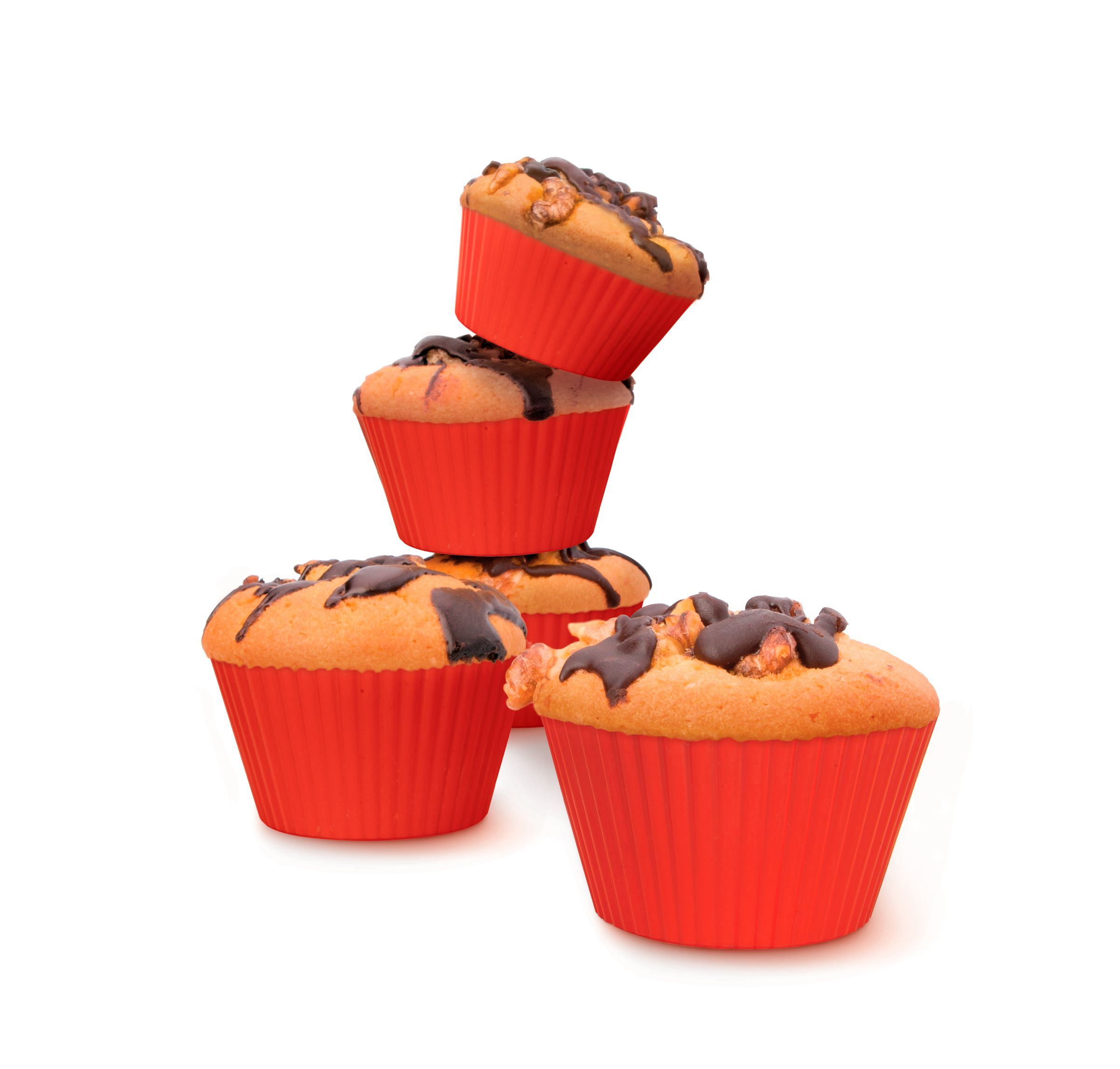 Vier Muffins in roten Papierförmchen, einige mit Schokoladenbelag.