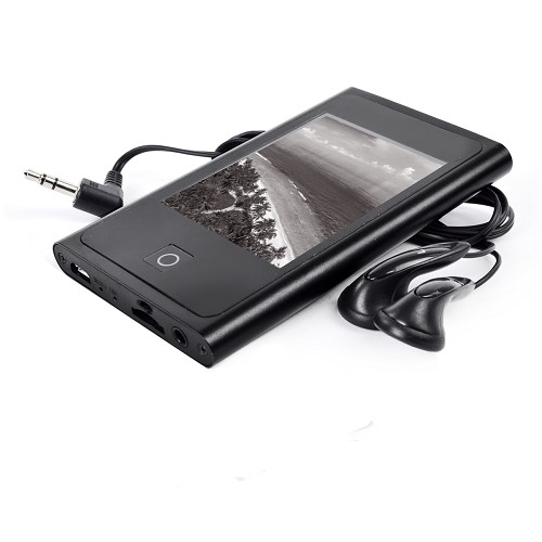 Bir plaj sahnesi gösteren bir ekranı olan siyah bir MP3 çalar, kulaklık ve jak ile.