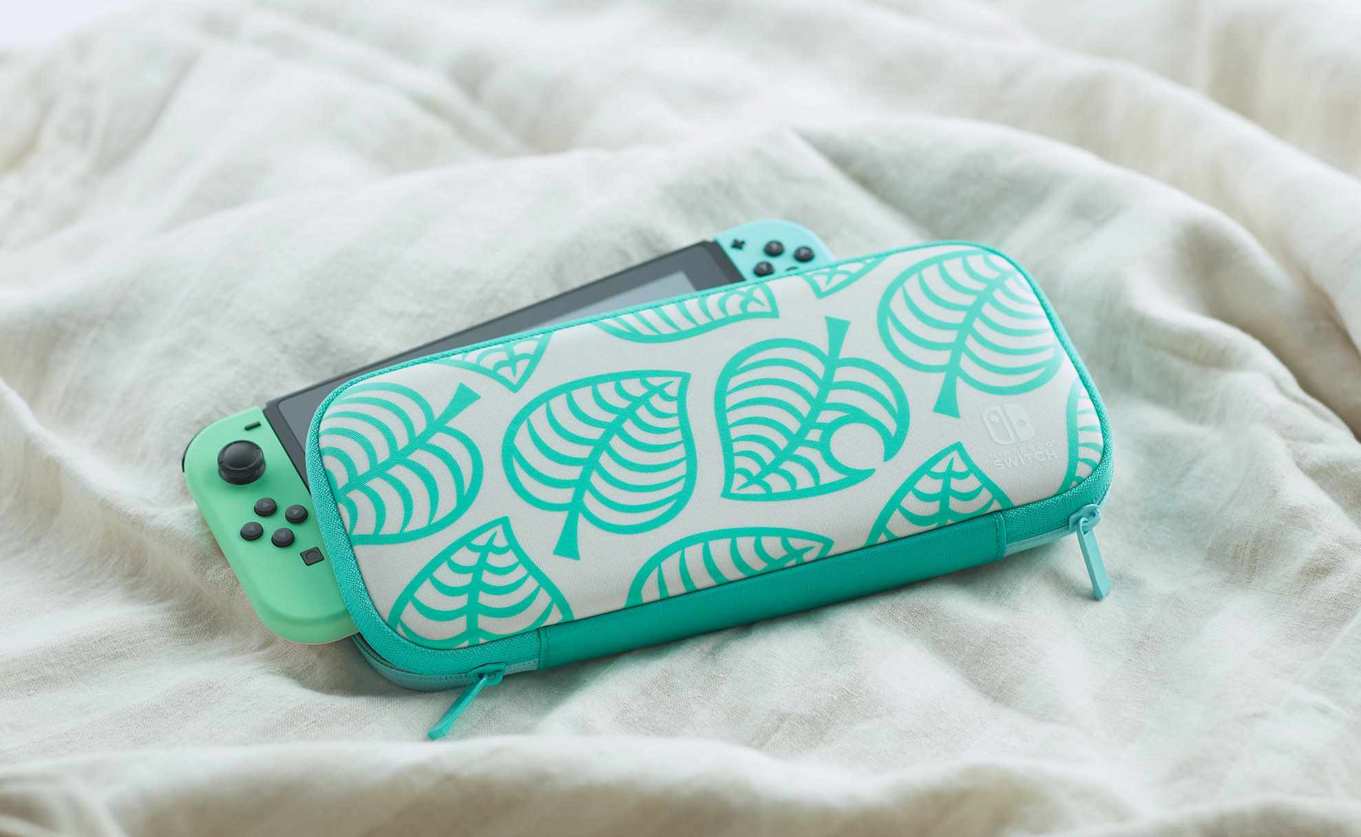 Nintendo Switch mit Animal Crossing Hülle.