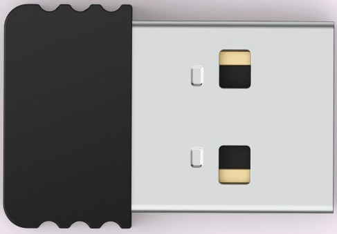 Gros plan sur un port USB avec une partie en plastique noir.
