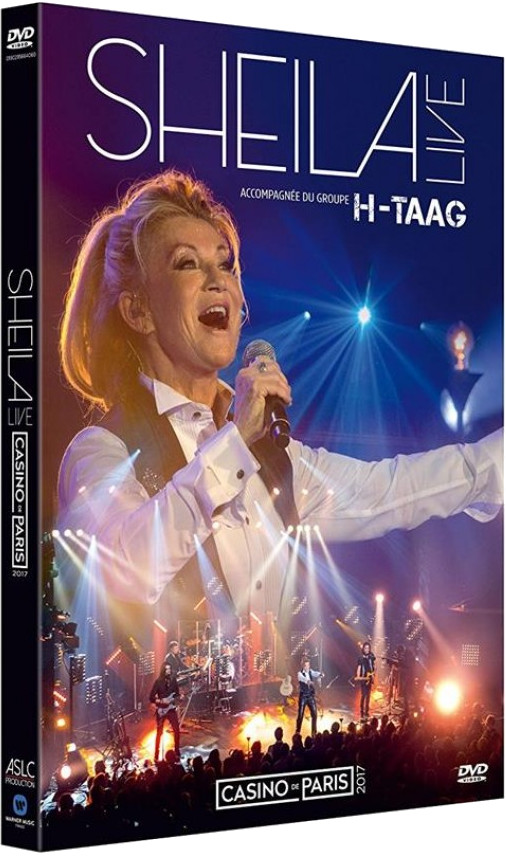 Couverture DVD de Sheila Live en concert, chantant dans un microphone. Scène et groupe en arrière-plan.