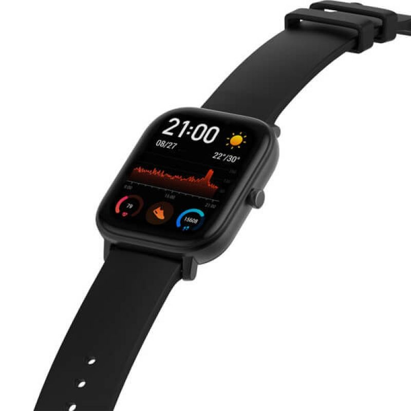 Smartwatch negra mostrando hora, fecha, frecuencia cardíaca y datos de actividad.