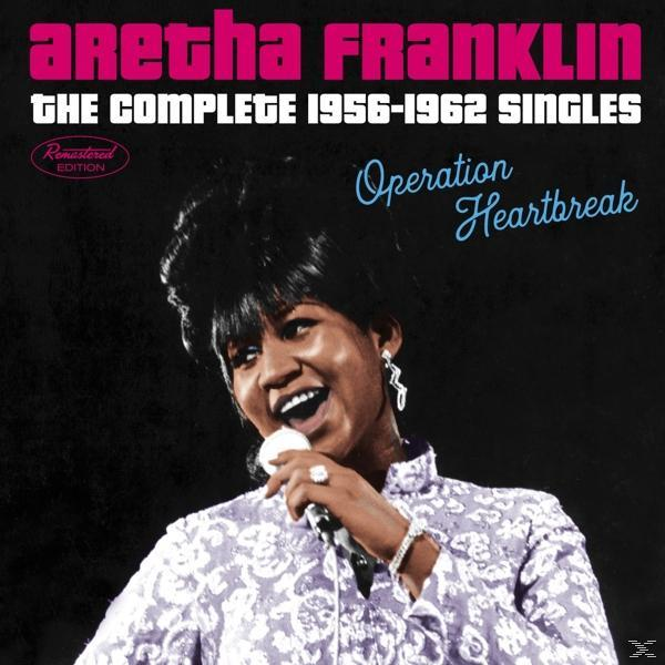 Aretha Franklin albumborítója, mosolyog, mikrofont tart, a 'The Complete 1956-1962 Singles' felirattal.