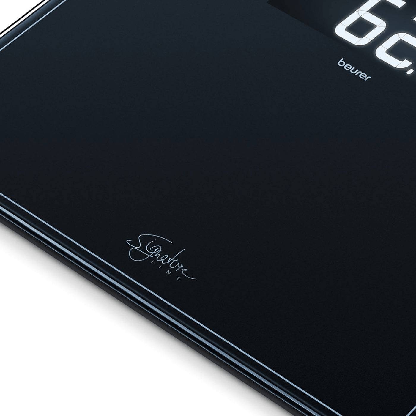 Nahaufnahme einer schwarzen Digitalwaage mit der Zahl 62,0.