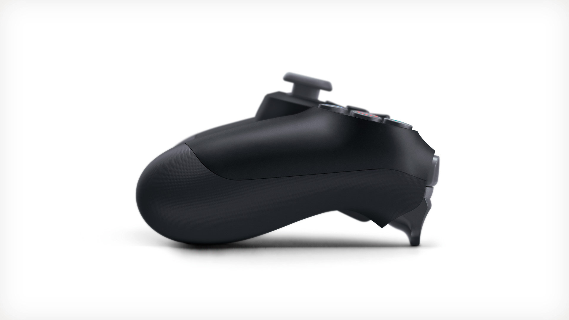 Ein schwarzer PS4-Controller, Seitenansicht, auf weißem Hintergrund.