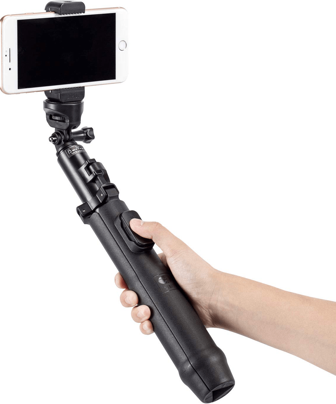Eine Person, die einen schwarzen Selfie-Stick mit befestigtem Smartphone hält. Weißer Hintergrund.