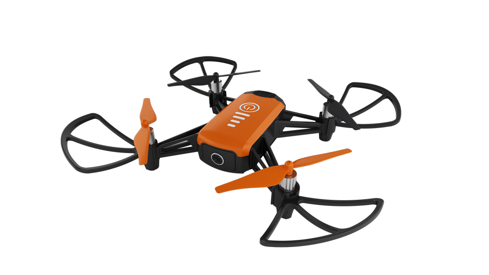 Beyaz zemin üzerinde izole edilmiş, dört pervaneli turuncu ve siyah drone.